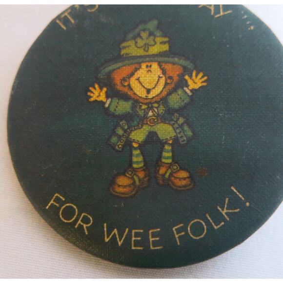 Vintage Hallmark Irish Leprechaun Pin St Patricks Day "...Wee Folk" 1979 Green - Picture 4 of 7